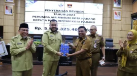Wako Padang Fadly Amran menyerahkan kenang-kenangan kepada Kepala Bapenda Yosefriawan yang memasuki masa purna bakti di sela-sela rapat bulanan, Senin (22/9/2025). (Foto: Prokopim Padang)
