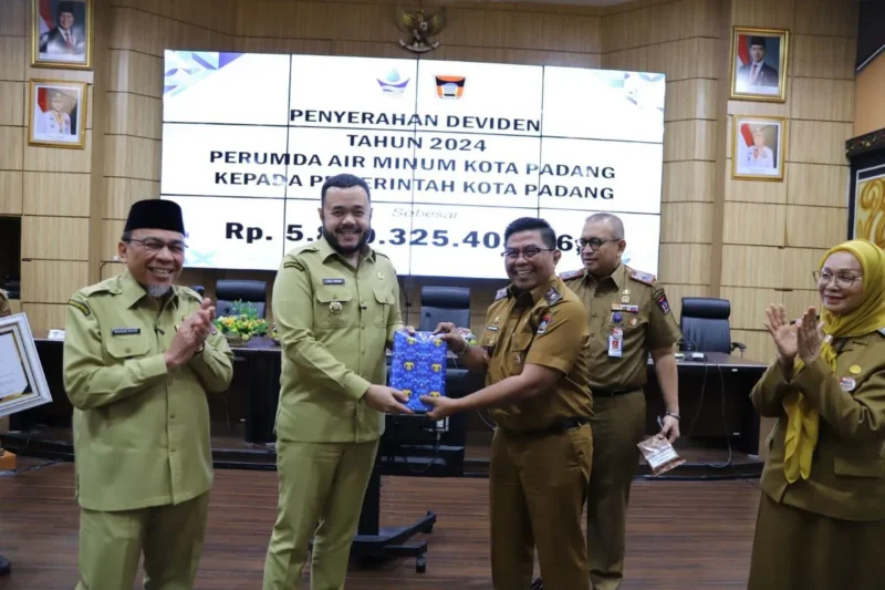 Wako Padang Fadly Amran menyerahkan kenang-kenangan kepada Kepala Bapenda Yosefriawan yang memasuki masa purna bakti di sela-sela rapat bulanan, Senin (22/9/2025). (Foto: Prokopim Padang)