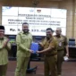 Wako Padang Fadly Amran menyerahkan kenang-kenangan kepada Kepala Bapenda Yosefriawan yang memasuki masa purna bakti di sela-sela rapat bulanan, Senin (22/9/2025). (Foto: Prokopim Padang)