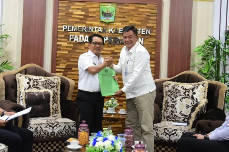 Bupati Padang Pariaman, John Kenedy Azis (JKA) menerima audiensi Kepala Pusdal Wilayah Sumatera, Zamzami, Rabu (3/9/2025). (Foto: Kominfo Padang Pariaman)