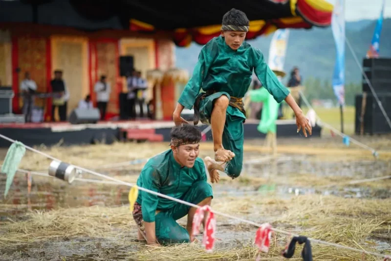 Pembukaan Rang Solok Baralek Gadang (RSBG) 2025 di Hamaparan Sawah Solok berlangsung meriah pada Kamis (11/9/2025). (Foto: Prokopim Solok)