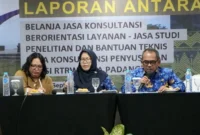Kepala Dinas PUPR Kota Padang, Tri Hadiyanto memaparkan peninjauan kembali RTRW di HW Hotel Padang, Rabu (17/9/2025). (Foto: FB Diskominfo Padang)