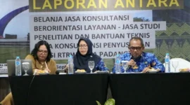 Kepala Dinas PUPR Kota Padang, Tri Hadiyanto memaparkan peninjauan kembali RTRW di HW Hotel Padang, Rabu (17/9/2025). (Foto: FB Diskominfo Padang)