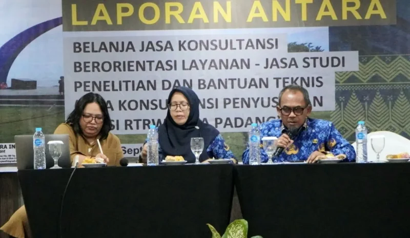 Kepala Dinas PUPR Kota Padang, Tri Hadiyanto memaparkan peninjauan kembali RTRW di HW Hotel Padang, Rabu (17/9/2025). (Foto: FB Diskominfo Padang)