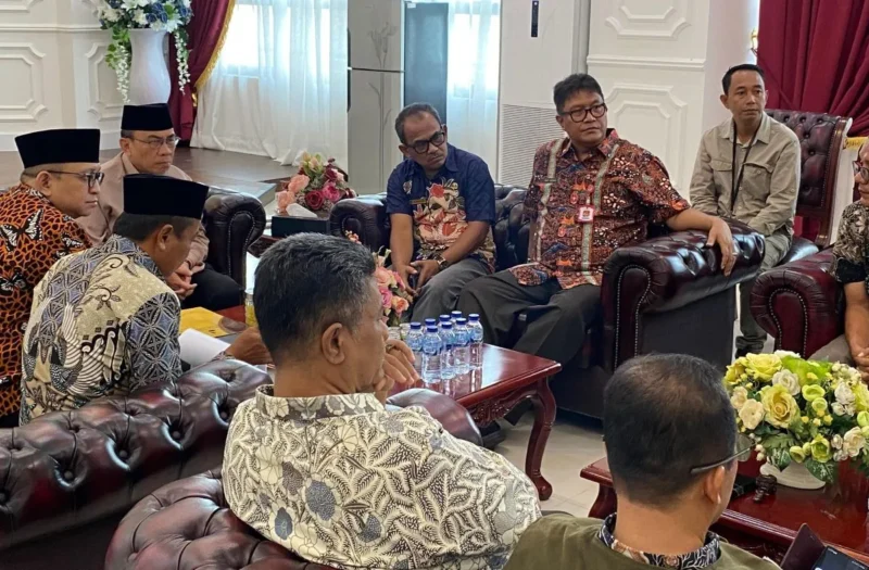 Wakil Wali Kota Padang Maigus Nasir memimpin Rakor di Ruang Kerja Wakil Wali Kota, Balai Kota Padang, Kamis (25/9/2025). (Foto: FB Diskominfo Padang)