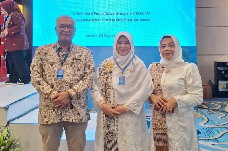 Wakil Ketua Dekranasda Padang, Sri Hayati Maigus Nasir menghadiri Rakernas Dekranas 2025 di Mercure Convention Center, Jakarta, Selasa (23/9/2025). (Foto: Diskominfo Padang)