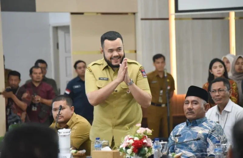 Wali Kota Padang, Fadly Amran menghadiri Rakor Ketersediaan Pangan se-Sumbar yang dipimpin langsung Menteri Pertanian RI, Andi Amran Sulaiman, Selasa (16/9/2025). (Foto: Prokopim Padang)
