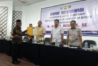 Bupati Pasbar Yulianto menyerahkan usulan pembangunan strategis Pasbar kepada Andre Rosiade, disaksikan Wakil Gubernur Sumbar, Vasco Rusaimy. (Foto: Kominfo Pasbar)