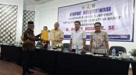 Bupati Pasbar Yulianto menyerahkan usulan pembangunan strategis Pasbar kepada Andre Rosiade, disaksikan Wakil Gubernur Sumbar, Vasco Rusaimy. (Foto: Kominfo Pasbar)