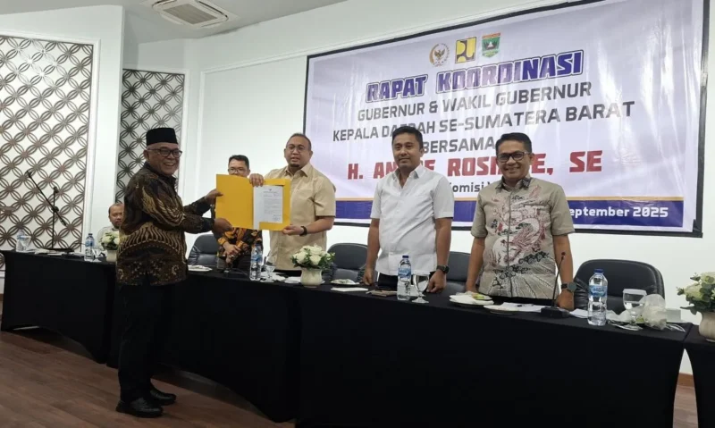 Bupati Pasbar Yulianto menyerahkan usulan pembangunan strategis Pasbar kepada Andre Rosiade, disaksikan Wakil Gubernur Sumbar, Vasco Rusaimy. (Foto: Kominfo Pasbar)