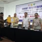 Bupati Pasbar Yulianto menyerahkan usulan pembangunan strategis Pasbar kepada Andre Rosiade, disaksikan Wakil Gubernur Sumbar, Vasco Rusaimy. (Foto: Kominfo Pasbar)