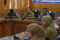 Bupati Tanah Datar Eka Putra mengikuti Rakor Pengendalian Inflasi yang digelar Kemendagri secara virtual, Selasa (2/9/2025). (Foto: Prokopim Tanah Datar)