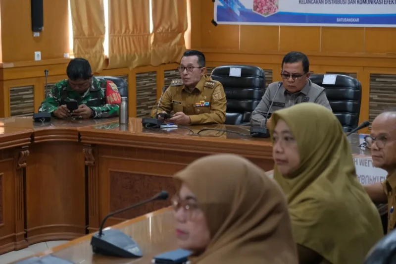Bupati Tanah Datar Eka Putra mengikuti Rakor Pengendalian Inflasi yang digelar Kemendagri secara virtual, Selasa (2/9/2025). (Foto: Prokopim Tanah Datar)