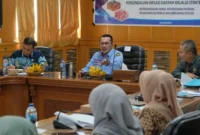 Bupati Tanah Datar Eka Putra memimpin Rakor Percepatan PAD Semester I bersama seluruh kepala OPD di Aula Eksekutif, Kamis (4/9/2025). (Foto: Prokopim Tanah Datar)