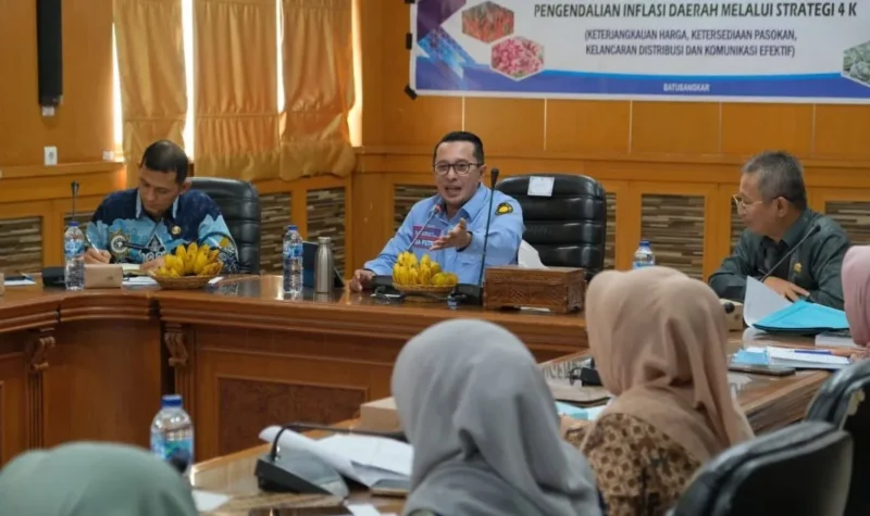 Bupati Tanah Datar Eka Putra memimpin Rakor Percepatan PAD Semester I bersama seluruh kepala OPD di Aula Eksekutif, Kamis (4/9/2025). (Foto: Prokopim Tanah Datar)