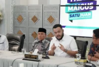 Wali Kota Padang Fadly Amran memimpin rapat implementasi Progul Smart Surau di Kediaman Resmi Wali Kota, Rabu (24/9/2025). (Foto: FB Diskominfo Padang)