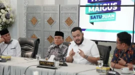 Wali Kota Padang Fadly Amran memimpin rapat implementasi Progul Smart Surau di Kediaman Resmi Wali Kota, Rabu (24/9/2025). (Foto: FB Diskominfo Padang)