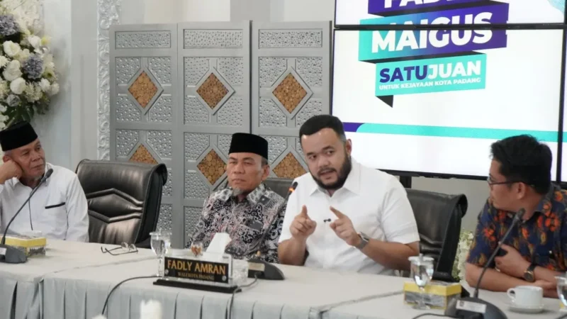 Wali Kota Padang Fadly Amran memimpin rapat implementasi Progul Smart Surau di Kediaman Resmi Wali Kota, Rabu (24/9/2025). (Foto: FB Diskominfo Padang)