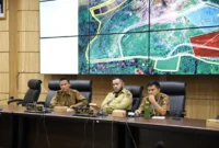 Wali Kota Padang Fadly Amran memimpin rapat penyelesaian permasalahan keberadaan sapi di TPA Air Dingin, Senin (8/9/2025). (Foto: Prokopim Padang)