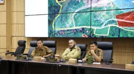 Wali Kota Padang Fadly Amran memimpin rapat penyelesaian permasalahan keberadaan sapi di TPA Air Dingin, Senin (8/9/2025). (Foto: Prokopim Padang)