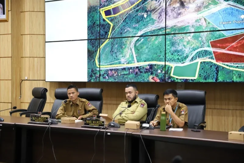 Wali Kota Padang Fadly Amran memimpin rapat penyelesaian permasalahan keberadaan sapi di TPA Air Dingin, Senin (8/9/2025). (Foto: Prokopim Padang)