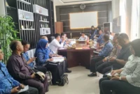 Bupati Padang Pariaman, John Kenedy Azis memimpin pertemuan di Ruang Rapat Bupati, Parik Malintang, Rabu (17/9). (Foto: Kominfo Padang Pariaman)