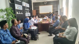 Bupati Padang Pariaman, John Kenedy Azis memimpin pertemuan di Ruang Rapat Bupati, Parik Malintang, Rabu (17/9). (Foto: Kominfo Padang Pariaman)