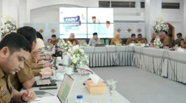 Wakil Wali Kota Padang Maigus Nasir memimpin rapat rasionalisasi anggaran SKPD untuk RAPBD 2026 di Gedung Putih Rumah Dinas Wali Kota Padang, Senin (29/9/2025). (Foto: FB Diskominfo Padang)