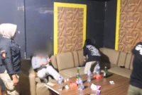 Petugas Satpol PP Padang menertibkan pengunjung di tempat hiburan malam yang melanggar jam operasional, Jumat (27/9/2025). (Foto: Humas Satpol PP Padang)