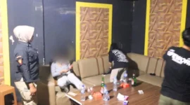 Petugas Satpol PP Padang menertibkan pengunjung di tempat hiburan malam yang melanggar jam operasional, Jumat (27/9/2025). (Foto: Humas Satpol PP Padang)