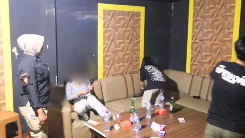 Petugas Satpol PP Padang menertibkan pengunjung di tempat hiburan malam yang melanggar jam operasional, Jumat (27/9/2025). (Foto: Humas Satpol PP Padang)