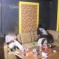 Petugas Satpol PP Padang menertibkan pengunjung di tempat hiburan malam yang melanggar jam operasional, Jumat (27/9/2025). (Foto: Humas Satpol PP Padang)