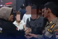 Petugas Satpol PP Padang menertibkan tempat hiburan malam yang masih melanggar jam operasional. (Foto: Humas Satpol PP Padang)