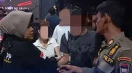 Petugas Satpol PP Padang menertibkan tempat hiburan malam yang masih melanggar jam operasional. (Foto: Humas Satpol PP Padang)