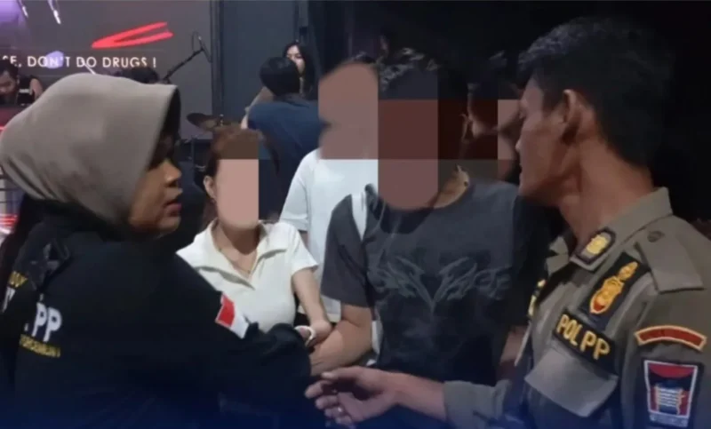 Petugas Satpol PP Padang menertibkan tempat hiburan malam yang masih melanggar jam operasional. (Foto: Humas Satpol PP Padang)