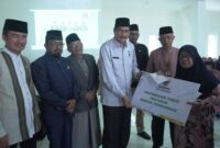 Penyerahan zakat kepada 128 penerima di Kantor Baznas Kota Bukittinggi, Jumat (26/9/2025). (Foto: Pemko Bukittinggi)