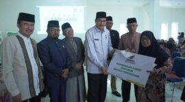 Penyerahan zakat kepada 128 penerima di Kantor Baznas Kota Bukittinggi, Jumat (26/9/2025). (Foto: Pemko Bukittinggi)
