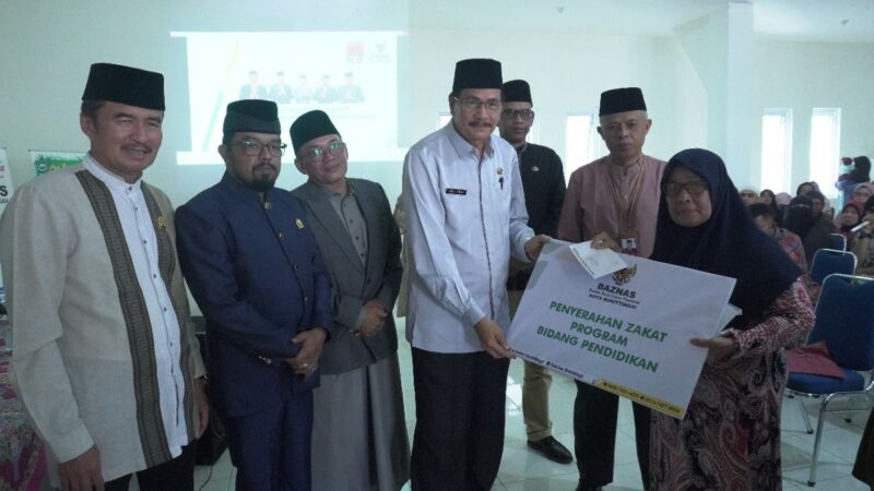 Penyerahan zakat kepada 128 penerima di Kantor Baznas Kota Bukittinggi, Jumat (26/9/2025). (Foto: Pemko Bukittinggi)