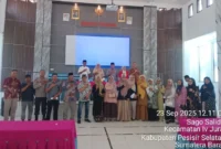 Kepala SMAN 3 Painan, Rini Amelia foto bersama dengan pengurus komite sekolah, orang tua siswa dan perwakilan Google Education. (Foto: Dok. Komite Sekolah)