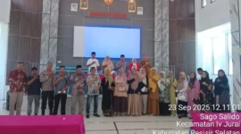 Kepala SMAN 3 Painan, Rini Amelia foto bersama dengan pengurus komite sekolah, orang tua siswa dan perwakilan Google Education. (Foto: Dok. Komite Sekolah)