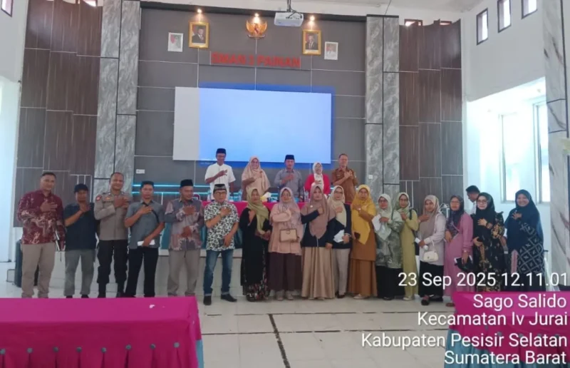 Kepala SMAN 3 Painan, Rini Amelia foto bersama dengan pengurus komite sekolah, orang tua siswa dan perwakilan Google Education. (Foto: Dok. Komite Sekolah)