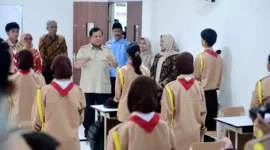 Presiden Prabowo Subianto meninjau Sekolah Rakyat Menengah Atas (SRMA) Margaguna di Jakarta Selatan, Kamis (11/9/2025). (Foto: BPMI Setpres)