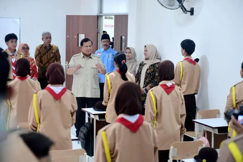 Presiden Prabowo Subianto meninjau Sekolah Rakyat Menengah Atas (SRMA) Margaguna di Jakarta Selatan, Kamis (11/9/2025). (Foto: BPMI Setpres)