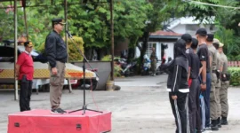 Kabid Ketertiban Umum Satpol PP Padang, Rozaldi Rosman memimpin apel perdana Satgas Pengamanan di markas Satpol PP, Jumat (5/9/2025). (Foto: FB Diskominfo Padang)
