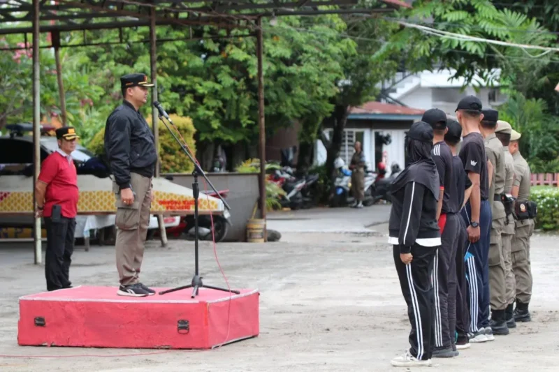 Kabid Ketertiban Umum Satpol PP Padang, Rozaldi Rosman memimpin apel perdana Satgas Pengamanan di markas Satpol PP, Jumat (5/9/2025). (Foto: FB Diskominfo Padang)