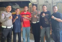 Kasat Lantas Polres Pessel, AKP Ade Saputra (tiga dari kanan) foto bersama dengan awak media. (Foto: Dok. Ade Saputra)