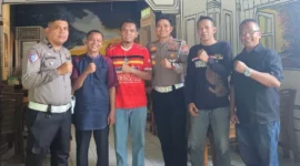 Kasat Lantas Polres Pessel, AKP Ade Saputra (tiga dari kanan) foto bersama dengan awak media. (Foto: Dok. Ade Saputra)