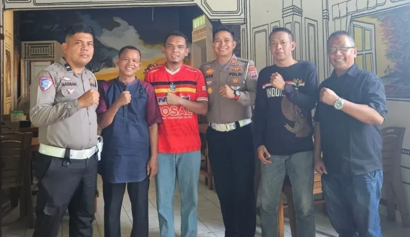 Kasat Lantas Polres Pessel, AKP Ade Saputra (tiga dari kanan) foto bersama dengan awak media. (Foto: Dok. Ade Saputra)