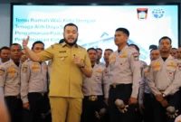 Wali Kota Padang, Fadly Amran temu ramah bersama tenaga alih daya satuan pengamanan Dishub Padang di Gedung Bagindo Aziz Chan Youth Center, Selasa (2/9/2025). (Foto: Prokopim Padang)