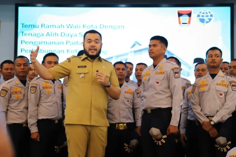 Wali Kota Padang, Fadly Amran temu ramah bersama tenaga alih daya satuan pengamanan Dishub Padang di Gedung Bagindo Aziz Chan Youth Center, Selasa (2/9/2025). (Foto: Prokopim Padang)